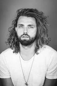 Adam Chambers en Pretty Broken