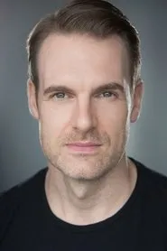Foto de Adam Lannon interpretando a Firefighter en Reverb