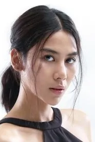 Adinda Thomas en KKN di Desa Penari: Luwih Dowo, Luwih Medeni