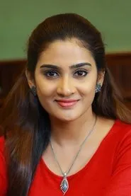 Foto de Aditi Ravi interpretando a Dr. Sara en Hunt