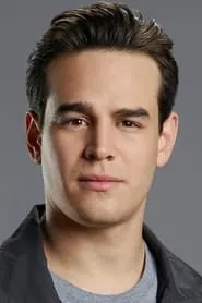 Foto de Alberto Rosende como Simon Lewis