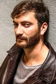 Foto de Alessio Moneta como Riccardo Mariani