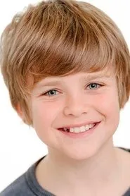 Foto de Alexander Aze como Drew Whyte