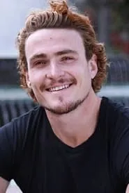 Alexander Bertrand en The Surfer