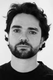 Foto de Allan Mustafa como Andy Peacock
