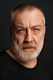 Foto de Alper Türedi interpretando a Cevdet en Zevcat