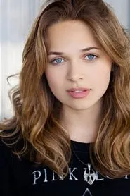 Foto de Alyssa Jirrels como Moira Mayfair