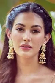 Amyra Dastur en Any How Mitti Pao