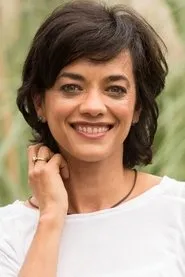 Foto de Ana Cecília Costa como Flávia