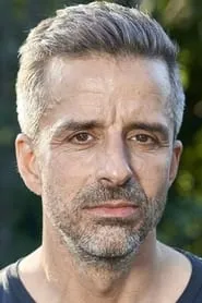 Foto de André Babikian como Jonas Goldschmidt