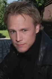 Foto de Andreas Andersson como Rasmus Lindblad