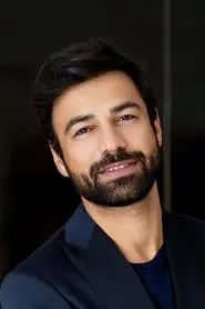 Foto de Andreas Georgiou como Pavlos Sekeris