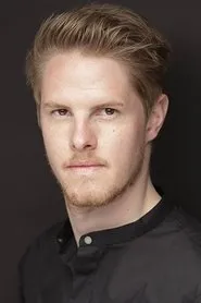Foto de Andreas Hartner como Karl