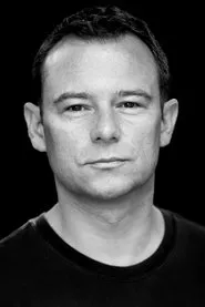 Foto de Andrew Lancel interpretando a The Vicar en Bolan's Shoes