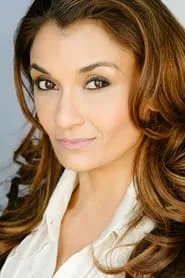 Foto de Anjali Bhimani interpretando a Dr. Maya en Oscuras intenciones