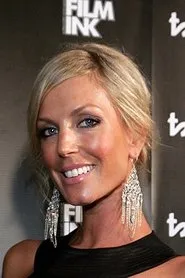 Foto de Annalise Braakensiek interpretando a Claudia Macpherson en Fat Pizza