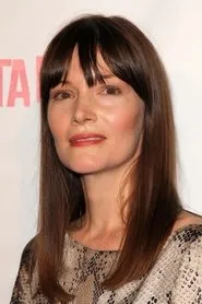 Foto de Annika Peterson interpretando a Margaret en No Such Thing