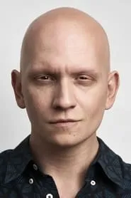 Retrato de Anthony Carrigan