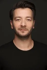 Retrato de Arın Kuşaksızoğlu