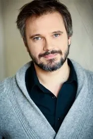 Foto de Arnaud Léonard como Magister