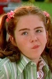 Foto de Ashleigh Aston Moore interpretando a Chrissy en Amigas para siempre