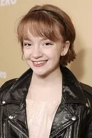 Foto de Bella Higginbotham interpretando a Anne-Claire en Troop Zero