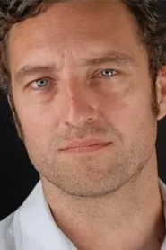 Foto de Benjamin Baroche interpretando a César en Las chicas de Niza