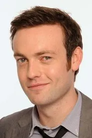Foto de Brendan Patricks interpretando a Brian Eastcliff en La maldición de la tumba de Tutankamon