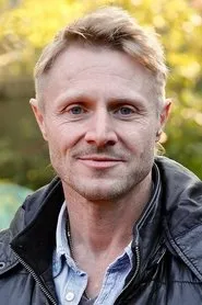 Foto de Cameron Nugent como Max Hammer