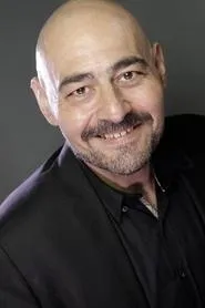 Retrato de Cem Cücenoğlu