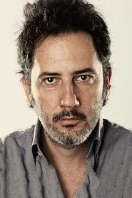 Foto de Cenk Durmazel interpretando a Fevzi en Deliha