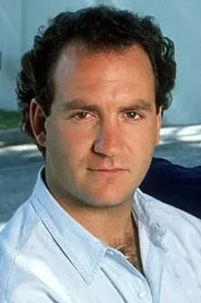Charles Finch en Never Ever