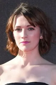 Foto de Charlotte Ritchie interpretando a Serena en The Assessment
