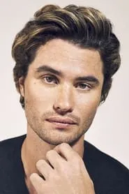 Chase Stokes en Between Waves