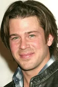 Foto de Christian Kane interpretando a Ryan Roberts en No con ustedes