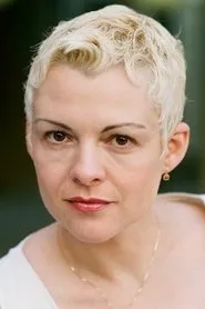 Foto de Claudia Schmidt interpretando a Nachbarin en Unter der Sonne