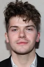 Foto de Colton Ryan interpretando a Connor Murphy en Querido Evan Hansen