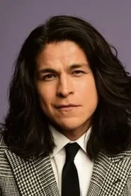 Foto de Cristo Fernández interpretando a Bartender en Venom: The Last Dance