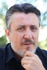 Retrato de Cüneyt Uzunlar