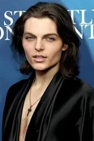 Damian Hurley en The Boy on the Beach