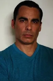 Foto de Daniel Arrias interpretando a en Aves
