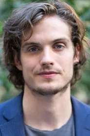 Foto de Daniel Sharman como Kelly Lord