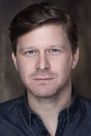 Dean Chisnall en Never Forget: The Musical