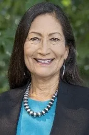 Deb Haaland en Hail to the Breadsticks!
