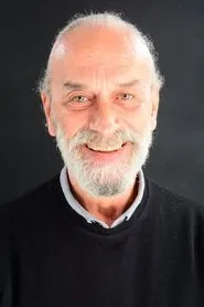 Foto de Demir Parscan interpretando a Damadin Dayisi en Bir Avuç Deniz