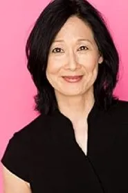 Foto de Diane Hsu interpretando a Professor Huan en Snapdragon