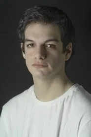Foto de Diogo Carmona interpretando a en Um Filme do Caraças