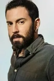 Retrato de Doğu Alpan
