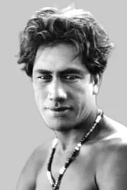 Foto de Duke Kahanamoku interpretando a Wild Animal Trapper (uncredited) en Oriente