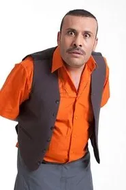 Foto de Ebubekir Öztürk interpretando a Ganyotçu Arif en Kolpaçino